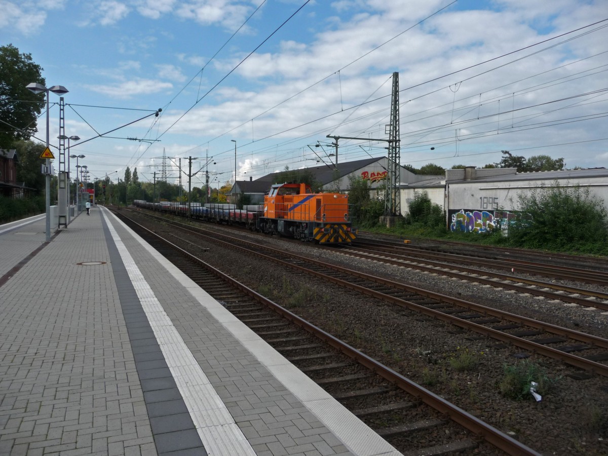 272 001 gehört der Bauart DE 1002 an, einer Gattung, die in NRW vor allen Dingen durch die zahlreichen derartigen Loks der HGK bekannt ist. Einige Loks (wie 272 001) gehören allerdings auch Northrail und machen sich im Güterverkehr nützlich, wie hier am 25.09.15 in Düsseldorf-Eller.