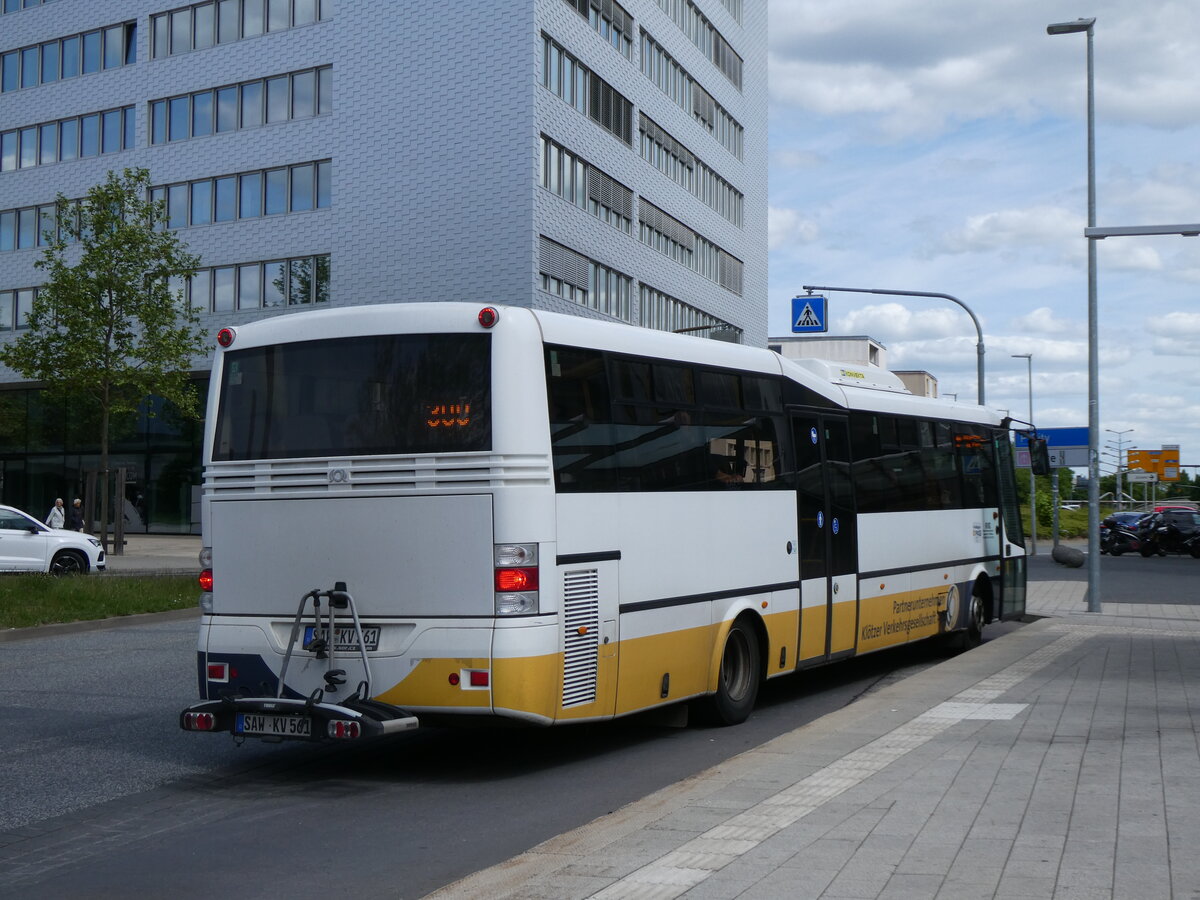 (274'994) - KVG Kltze - SAW-KV 561 - SOR am 7. Mai 2025 beim Hauptbahnhof Wolfsburg