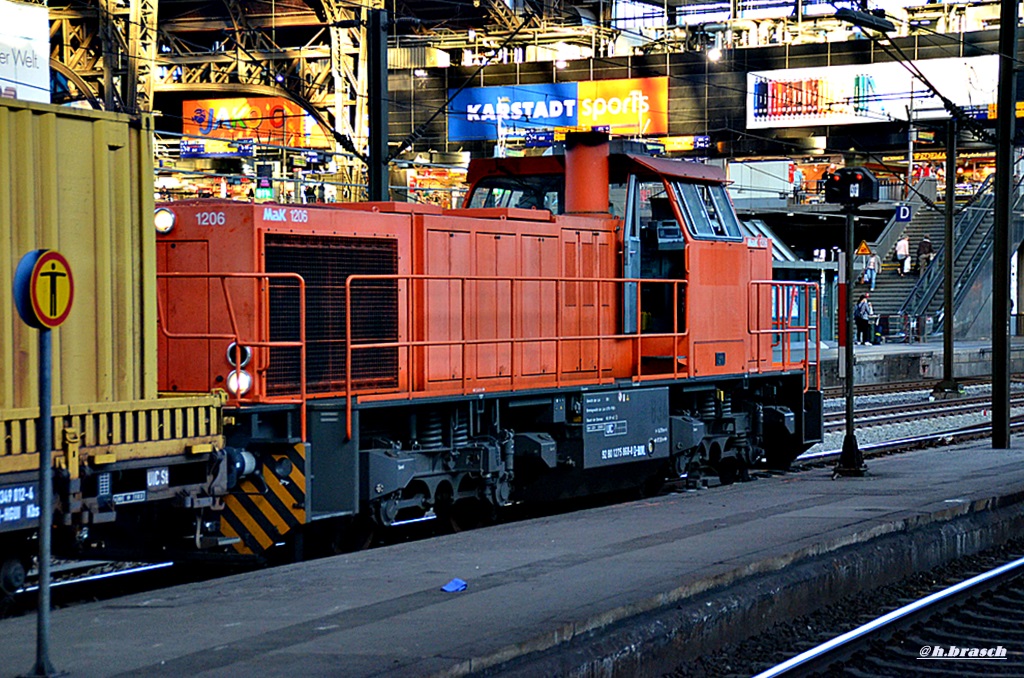 275 868-8 stand mit einen bauzug im hbf hamburg,06.06.15