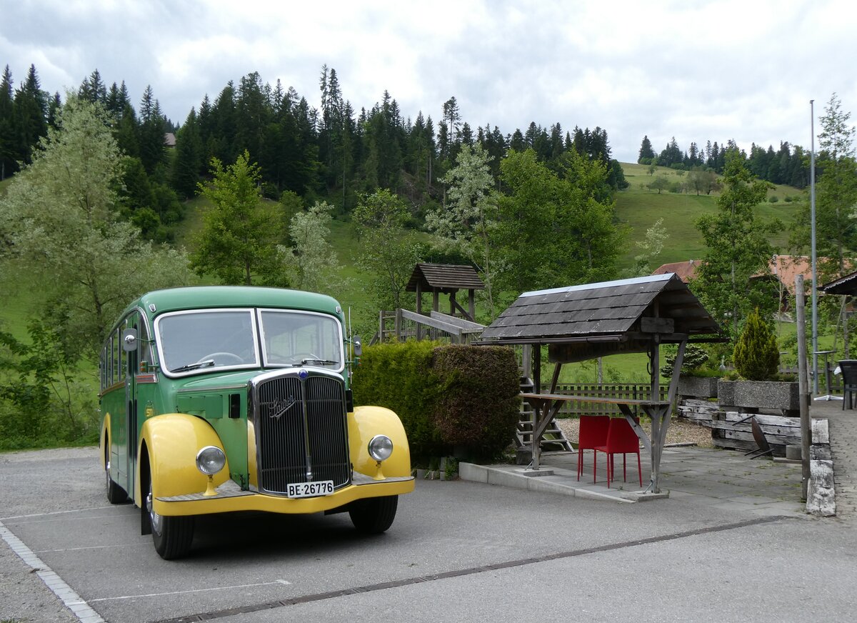 (275'886) - STI Thun - Nr. 15/BE 26'776 - Saurer/Gangloff (ex AvH Heimenschwand Nr. 5) am 27. Mai 2025 in Gohl, Restaurant Jgerhus