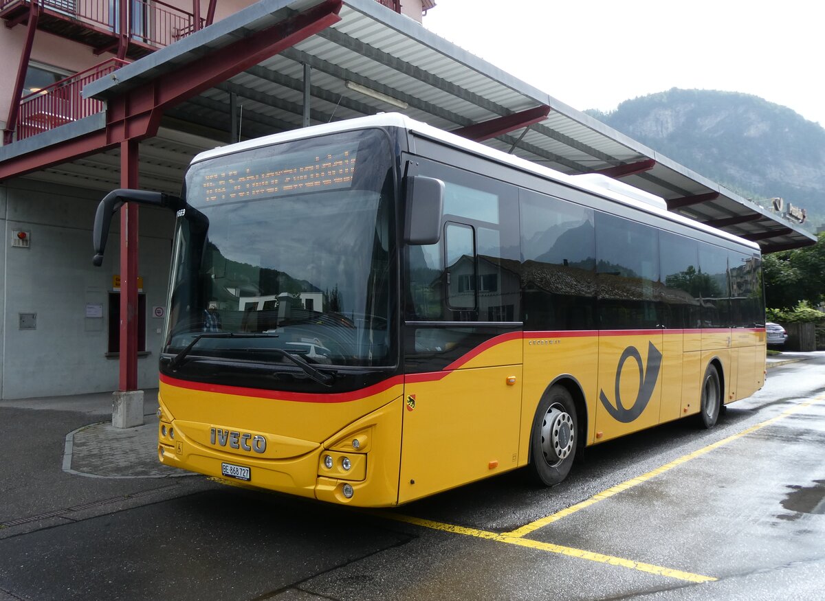 (276'739) - Flck, Brienz - Nr. 27/BE 868'727/PID 11'669 - Iveco am 15. Juni 2025 in Meiringen, Postautostation