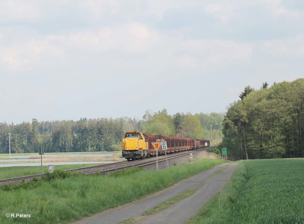 277 003-0 zieht ein leeren Holztransportzug von Wiesau nach Cheb. 13.05.16