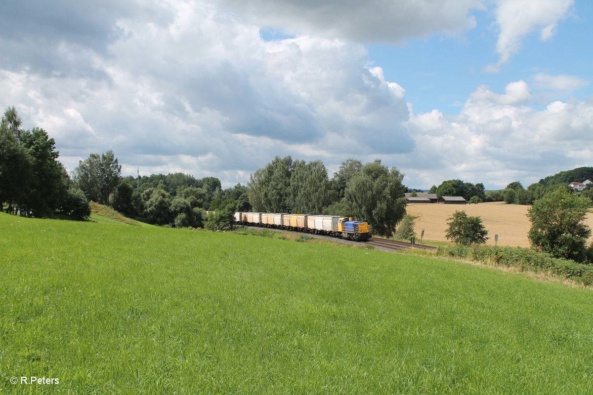 277 003-0 zieht mit einem Hackschnitzelzug bei Letten vorbei. 30.07.16