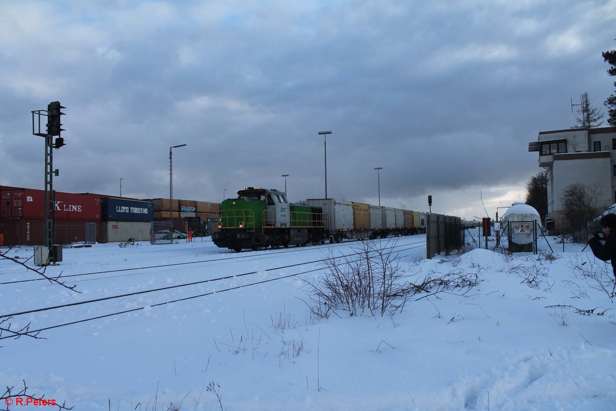 277 004-8 alias V1700.03 erreicht Wiesau mit dem Hackschnitzelzug. 14.01.17