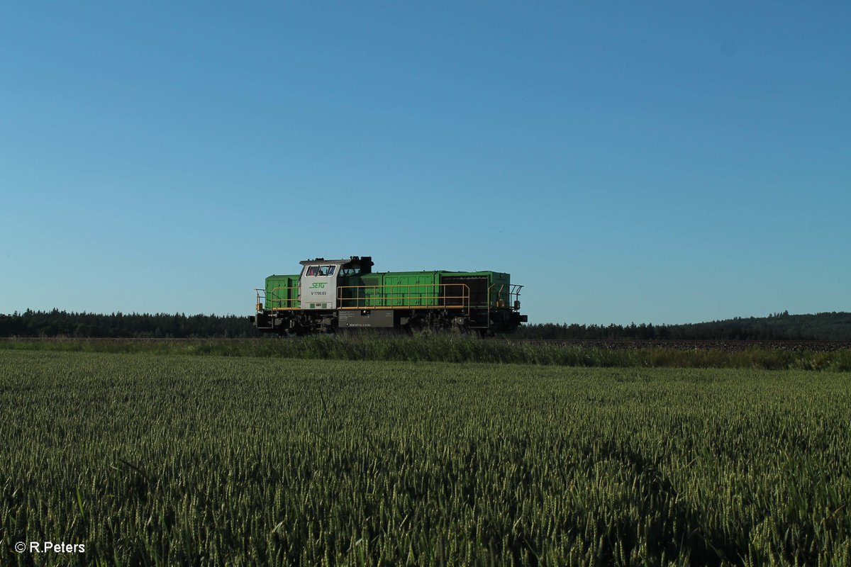 277 004-8 alias V1700.03 kommt Lz nach Wiesau gefahren nach dem sie einen Holzzug aus Cheb bis nach Marktredwitz gebracht hat. Nun rollt sie nach Wiesau um den leeren Zug zu holen. Oberteich 23.06.16