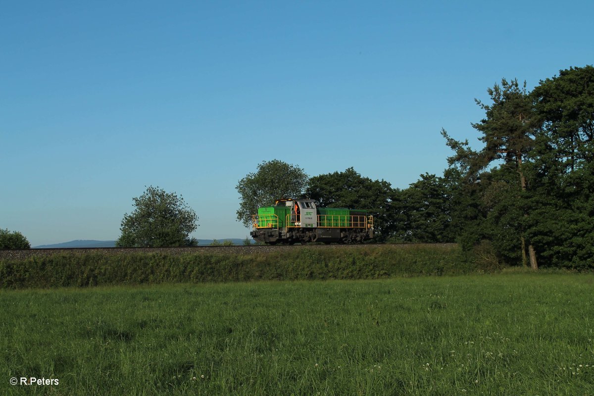 277 004-8 alias V1700.03 kommt Lz nach Wiesau gefahren nach dem sie einen Holzzug aus Cheb bis nach Marktredwitz gebracht hat. Nun rollt sie nach Wiesau um den leeren Zug zu holen. Oberteich 23.06.16