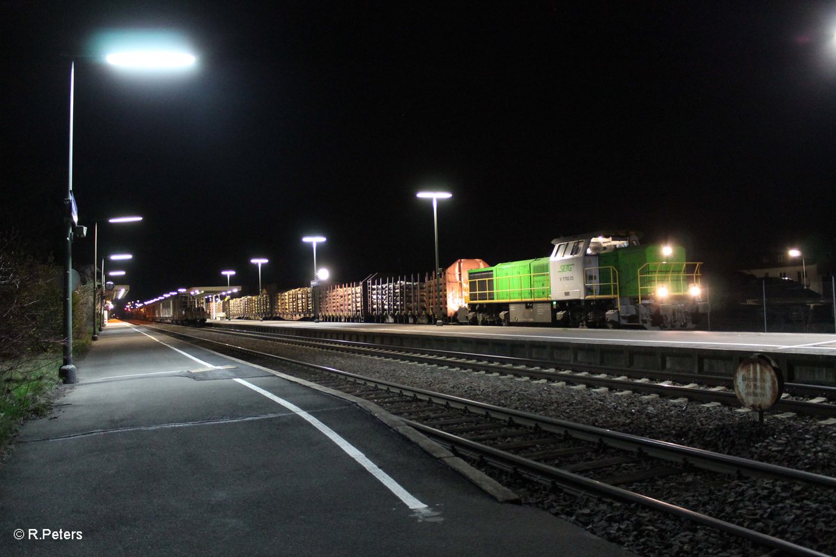 277 004-8 alias V1700.03 steht mit einem Holzzug aus Cheb im Bahnhof Wiesau/Oberpfalz Bayern und wartet auf das Umsetzen. 09.04.16