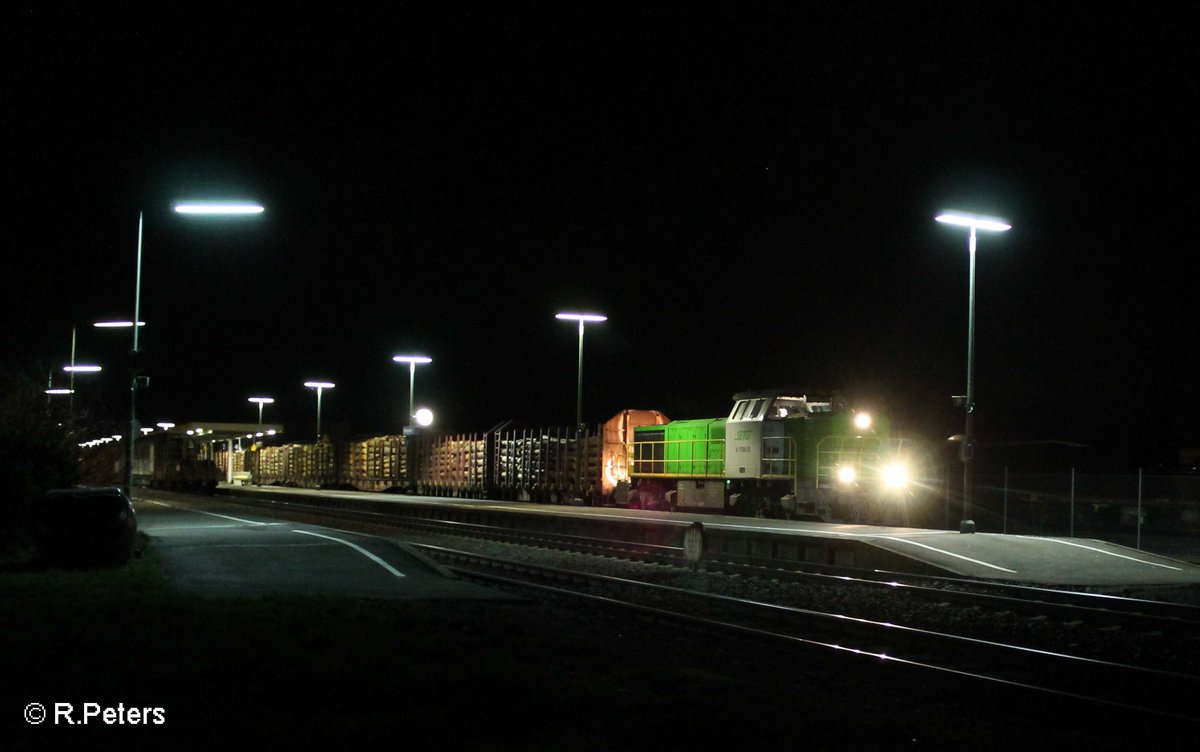 277 004-8 alias V1700.03 steht mit einem Holzzug aus Cheb im Bahnhof Wiesau/Oberpfalz Bayern und wartet auf das Umsetzen. 09.04.16