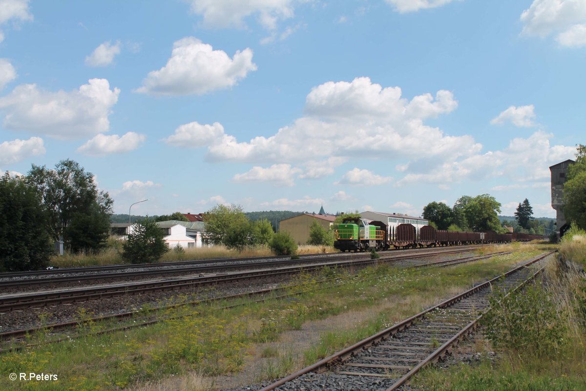 277 004 alias V1700.03 durchfährt mit einem Leeren Holzzug nach XTCH den Bahnhof Pechbrunn. 19.07.16