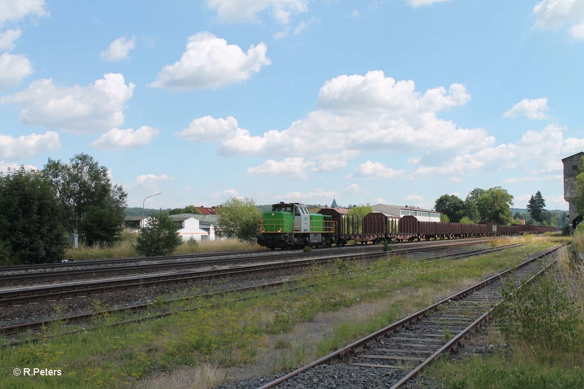 277 004 alias V1700.03 durchfährt mit einem Leeren Holzzug nach XTCH den Bahnhof Pechbrunn. 19.07.16