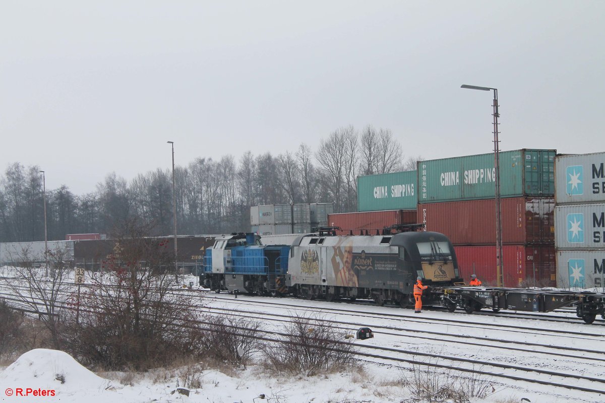 277 005 und 182 523 rangieren in Wiesau mit einem Containerzug. 11.01.17