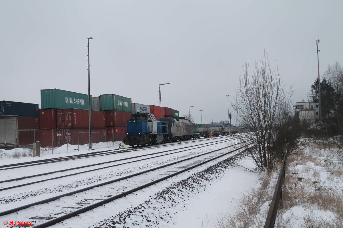 277 005 und 182 523 rangieren in Wiesau mit einem Containerzug. 11.01.17