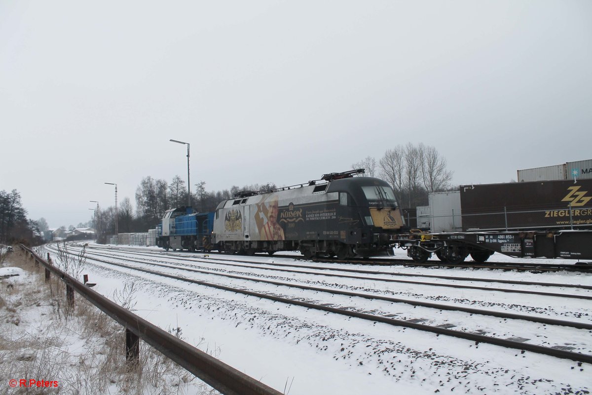 277 005 und 182 523 rangieren in Wiesau mit einem Containerzug. 11.01.17