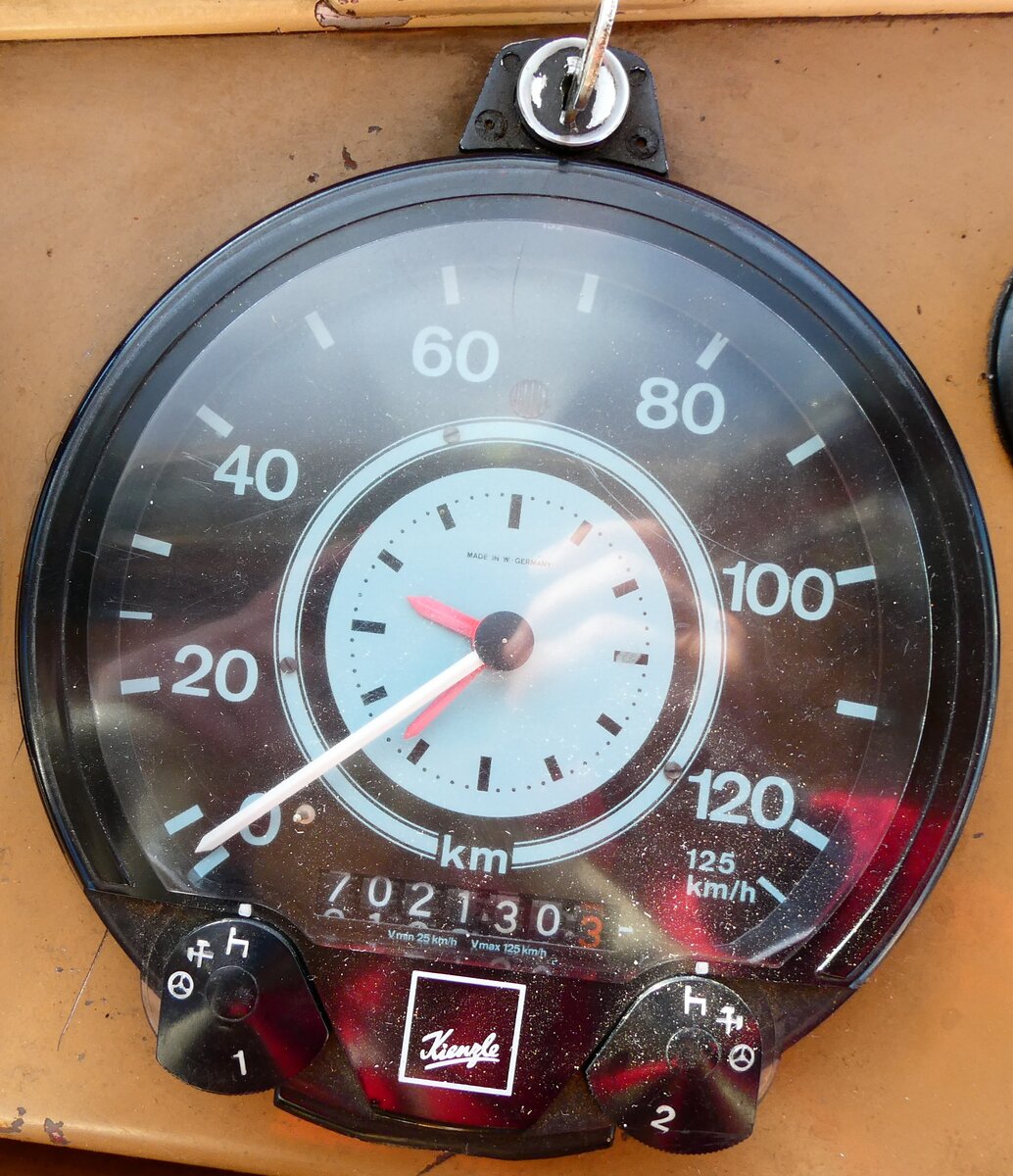 (280'990) - Steiner, Messen - SO 20'142 - Berna/Hess (ex Bärtschi, Biberen) am 5. Oktober 2025 beim Bahnhof Langnau (Detailaufnahme - 702'130,3 Kilometer) (280'990) - Steiner, Messen - SO 20'142 - Berna/Hess (ex Bärtschi, Biberen) am 5. Oktober 2025 beim Bahnhof Langnau (Detailaufnahme - 702'130,3 Kilometer)