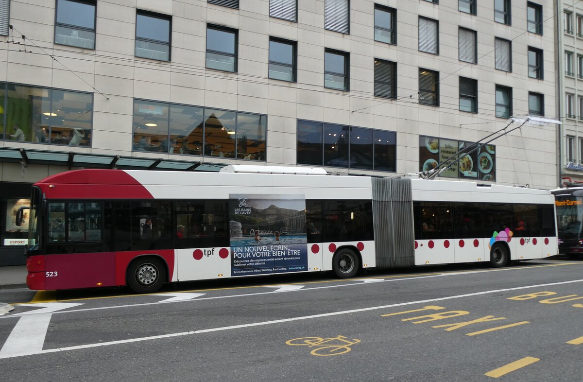 (281'196)  TPF Fribourg - Nr. 523 - Hess/Hess Gelenktrolleybus am 11. Oktober 2025 beim Bahnhof Fribourg