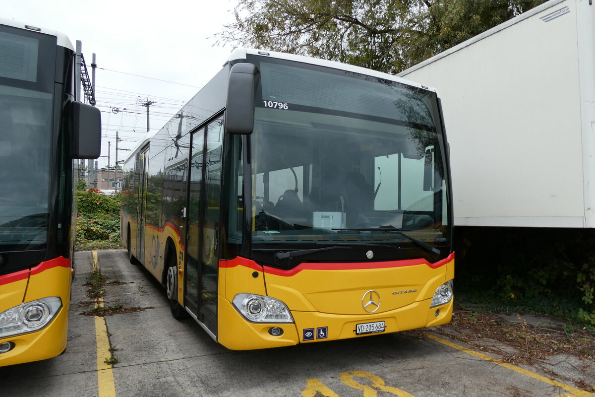 (281'227) - CarPostal Ouest - VD 205'684/PID 10'796 - Mercedes am 11. Oktober 2025 in Yverdon, Garage