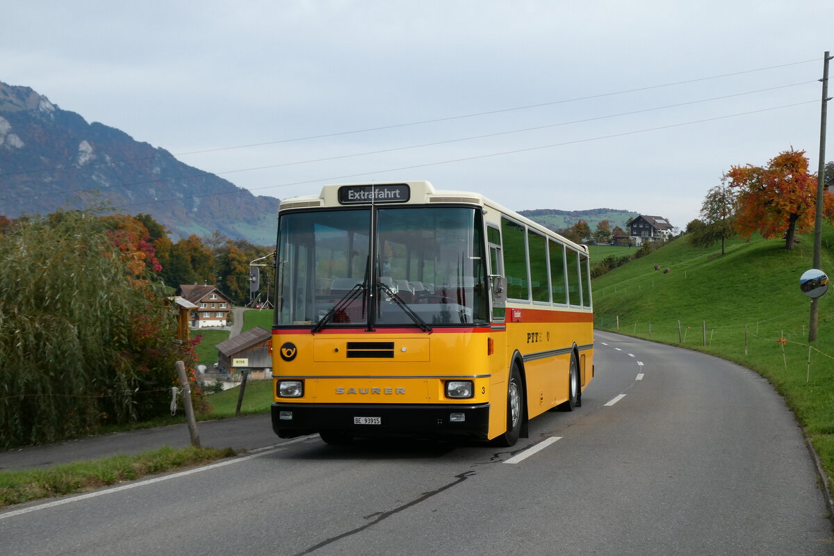 (281'666) - Kolb, Grasswil - Nr. 3/BE 93'915 - Saurer/R&J (ex Schmocker, Stechelberg Nr. 3/PID 2409; ex Schmocker, Stechelberg Nr. 1; ex Gertsch, Stechelberg Nr. 1) am 19. Oktober 2025 in Kerns, Erlebnisbauernhof Weid