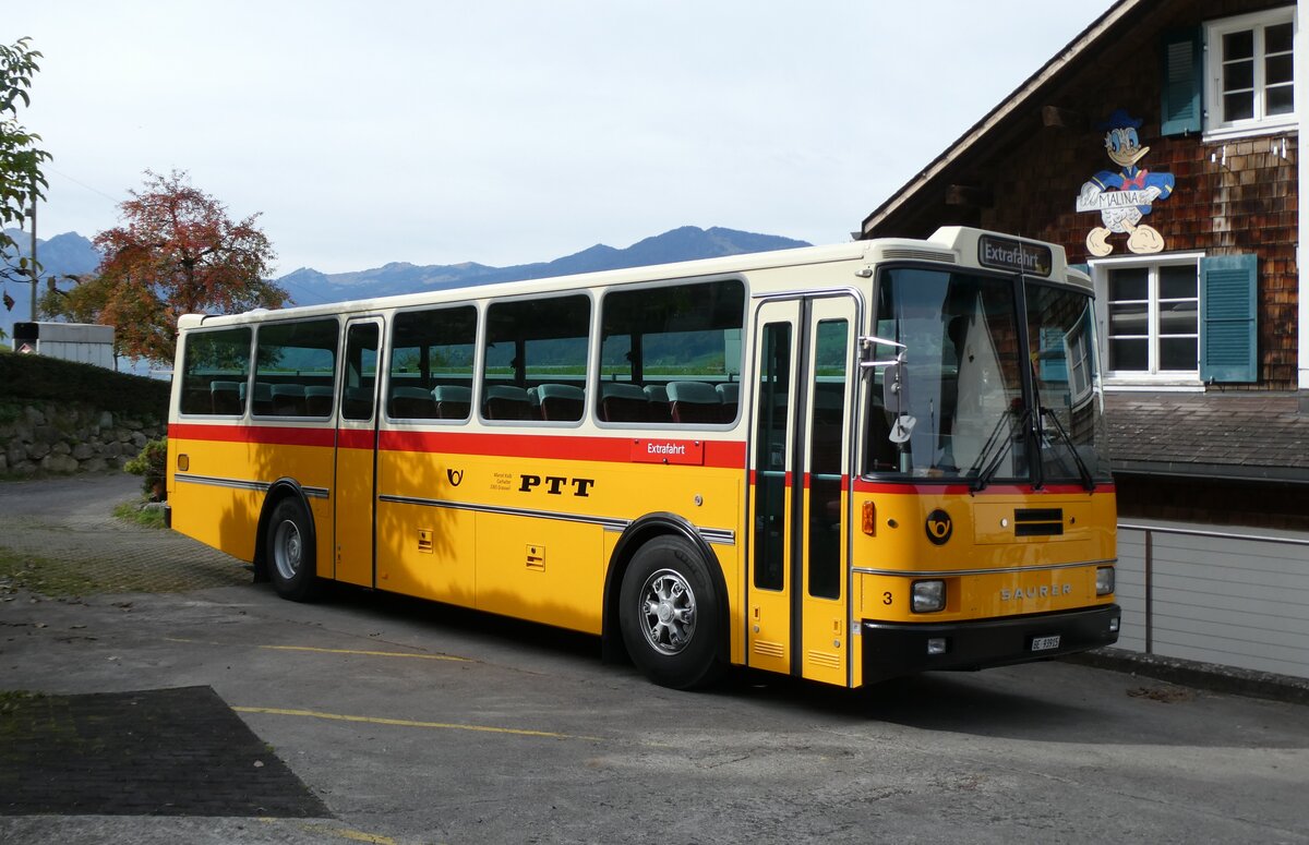 (281'673) - Kolb, Grasswil - Nr. 3/BE 93'915 - Saurer/R&J (ex Schmocker, Stechelberg Nr. 3/PID 2409; ex Schmocker, Stechelberg Nr. 1; ex Gertsch, Stechelberg Nr. 1) am 19. Oktober 2025 in Kerns, Erlebnisbauernhof Weid