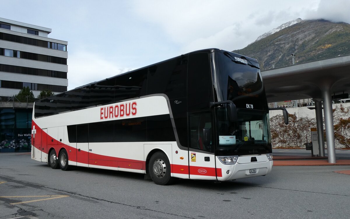 (281'721) - Knecht, Windisch - Nr. 78/AG 8960 - Van Hool am 21. Oktober 2025 beim Bahnhof Visp