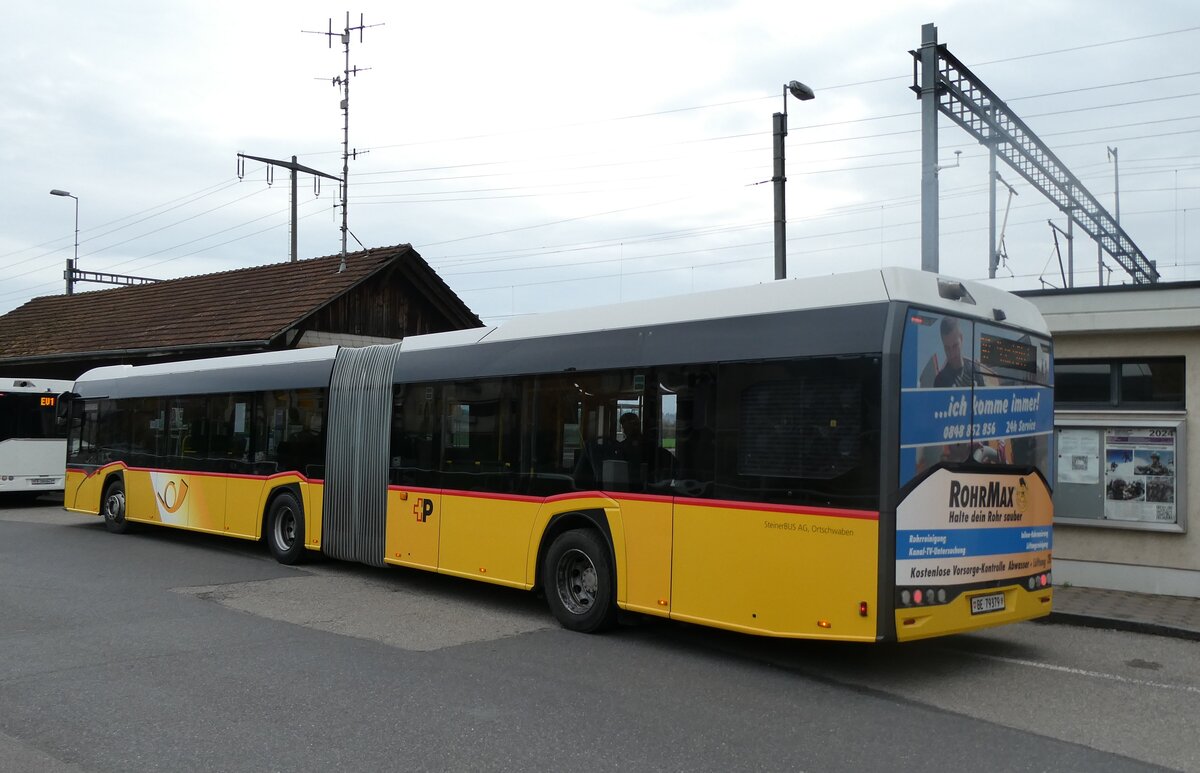 (282'035) - Steiner, Ortschwaben - Nr. 26/BE 79'379/PID 11'679 - Solaris am 1. November 2025 beim Bahnhof Ins
