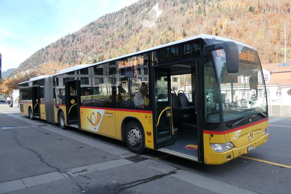 (282'101) - PostAuto Nordschweiz - AG 479'339/PID 5257 - Mercedes (ex SO 148'553) am 7. November 2025 beim Bahnhof Interlaken Ost