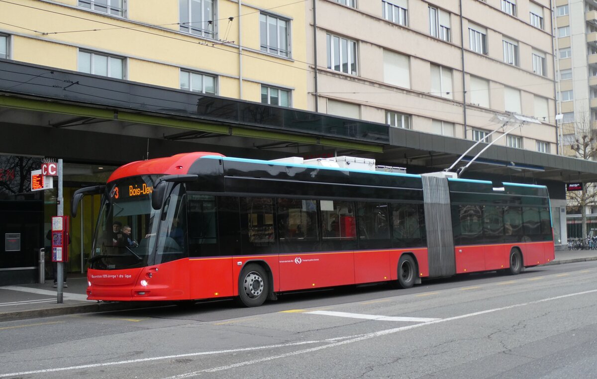 (282'739) - VB Biel - Nr. 98 - Hess/Hess Gelenktrolleybus am 4. Dezember 2025 beim Bahnhof Biel