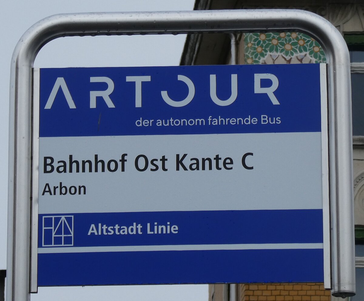 (282'766) - ARTOUR-Haltestellenschild - Arbon, Bahnhof Ost - am 5. Dezember 2025