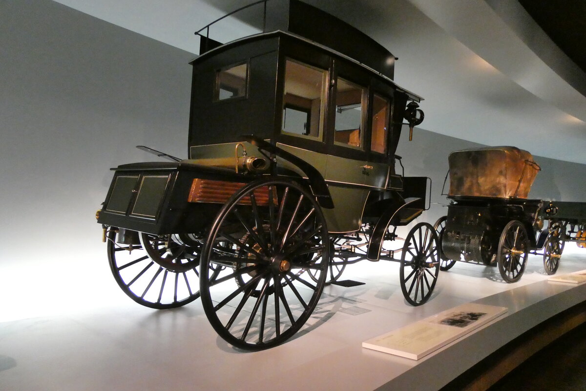 (282'937) - Mercedes-Benz Museum, Stuttgart - Benz (1895: 1. Omnibus der Welt; Replika) am 11. Dezember 2025 in Stuttgart, Mercedes.Benz Museum