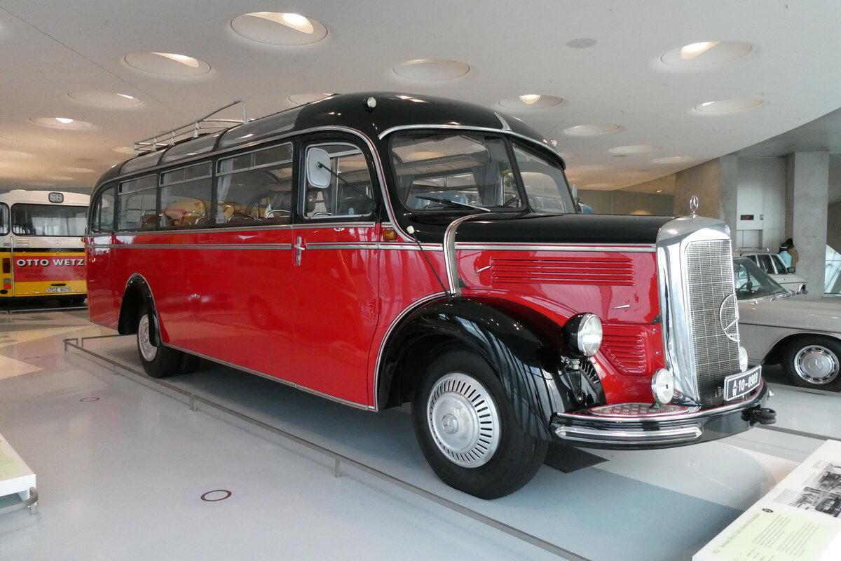 (282'960) - Mercedes-Benz Museum, Stuttgart - AW 10-8989 - Mercedes am 11. Dezember 2025 in Stuttgart, Mercedes-Benz Museum