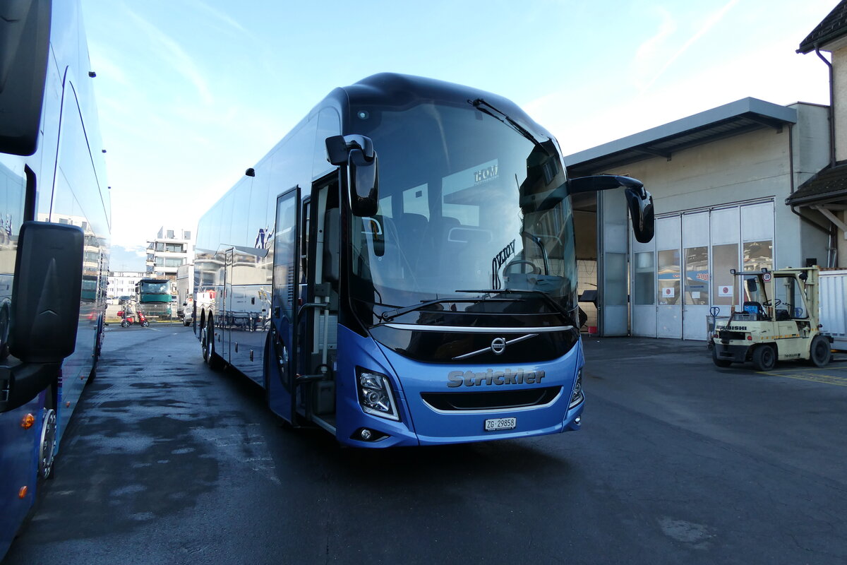 (283'113) - Strickler, Neuheim - ZG 29'858 - Volvo am 12. Dezember 2025 in Schmerikon, Thomann