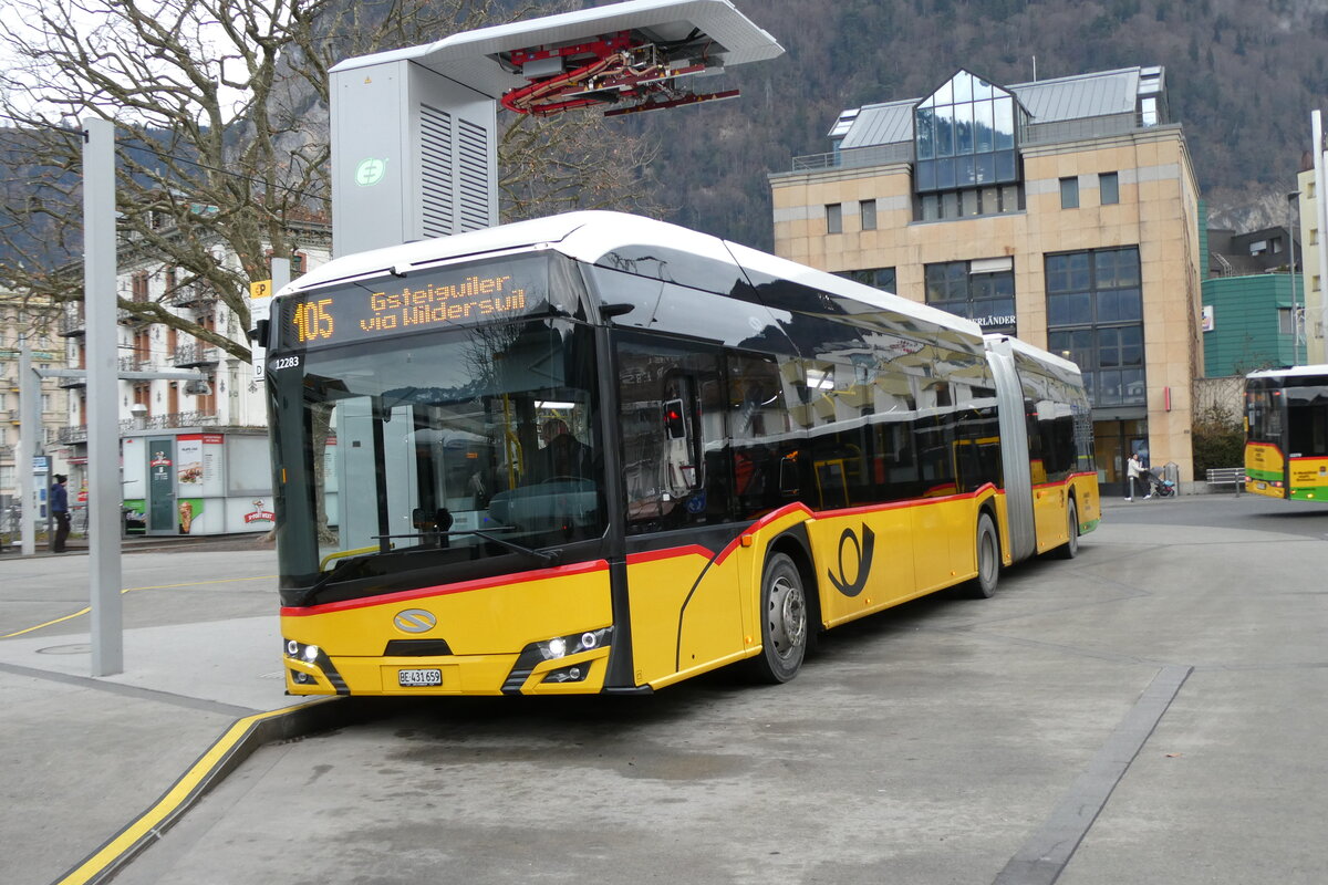 (283'252) - PostAuto Bern - BE 431'659/PID 12'283 - eSolaris am 17. Dezember 2025 beim Bahnhof Interlaken West