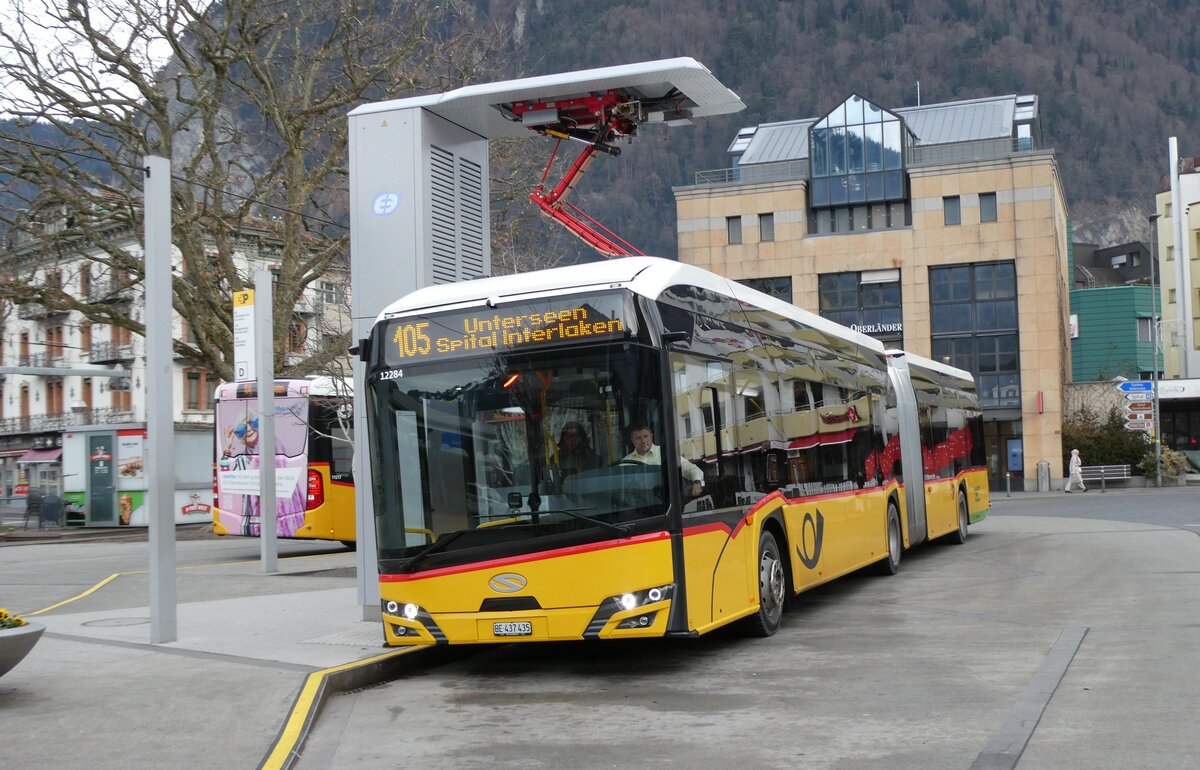 (283'256) - PostAuto Bern - BE 437435/PID 12'284 - eSolaris am 17. Dezember 2025 beim Bahnhof Interlaken West