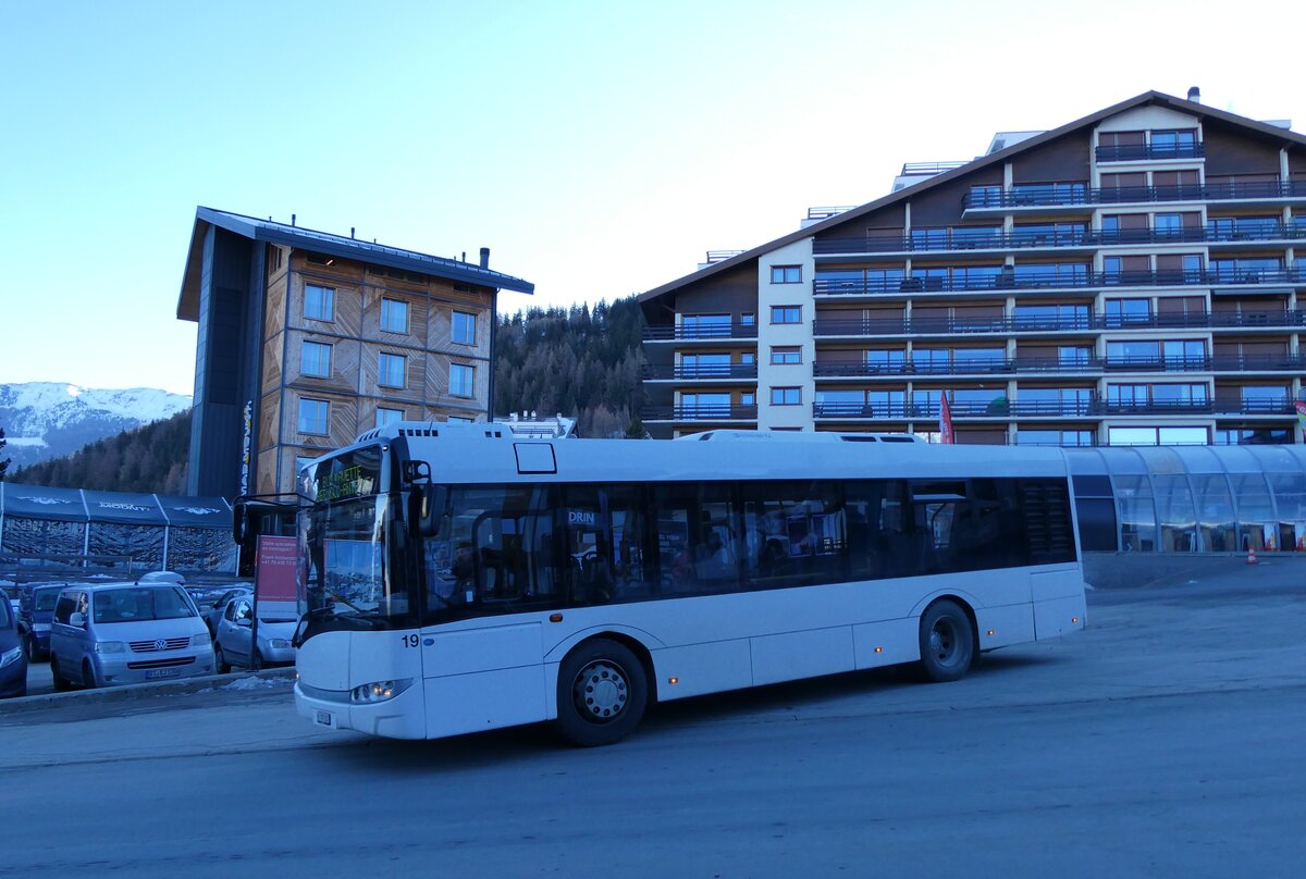 (283'571) - Lathion, Sion - Nr. 19/VS 197'617 - Solaris (ex Interbus, Yverdon Nr. 42; ex BRH VaiBus, D-Speyer; ex FirstGroup RheinNeckar, D-Speyer) am 30. Dezember 2025 in Haute-Nendaz. T�k�cabine