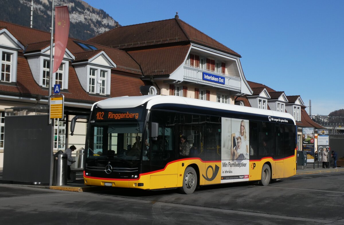 (284'333) - PostAuto Bern - BE 610'535/PID 12'124 - eMercedes am 24. Januar 2026 beim Bahnhof Interlaken Ost