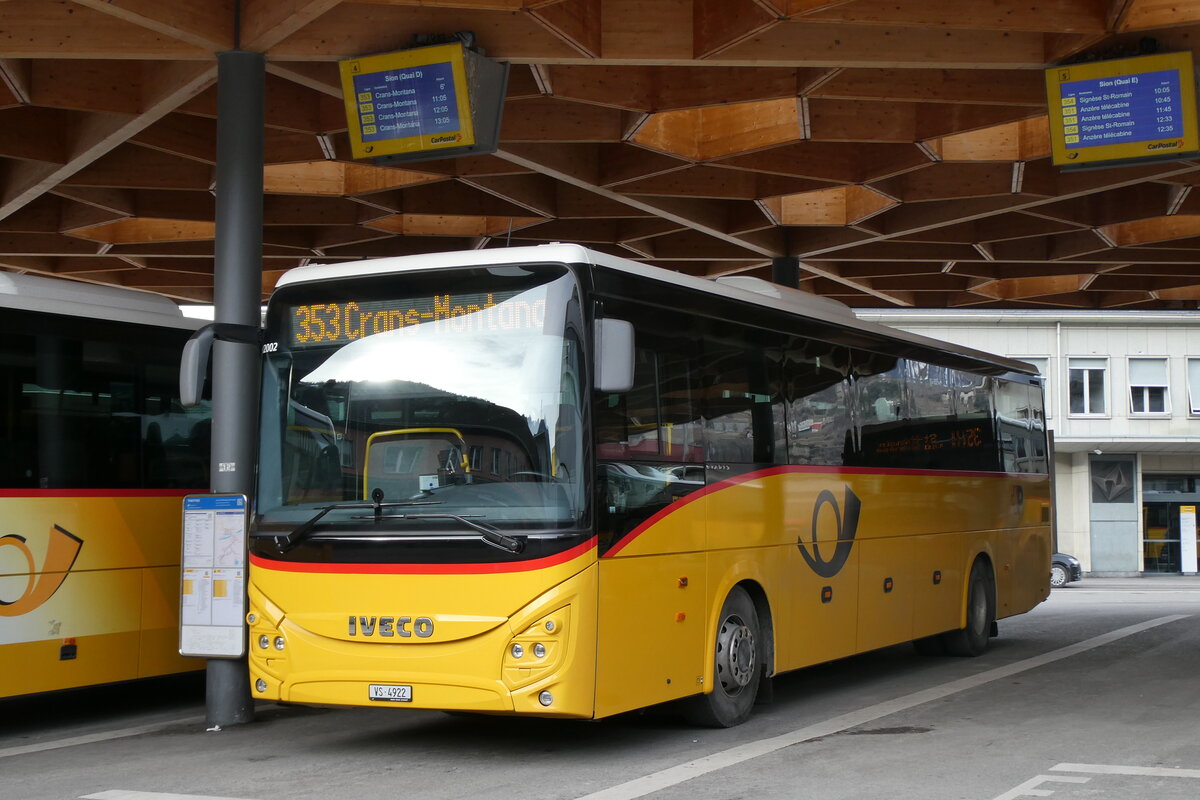 (284'377) - Mabillard, Lens - VS 4922/PID 12'002 - Iveco am 27. Januar 2026 beim Bahnhof Sion