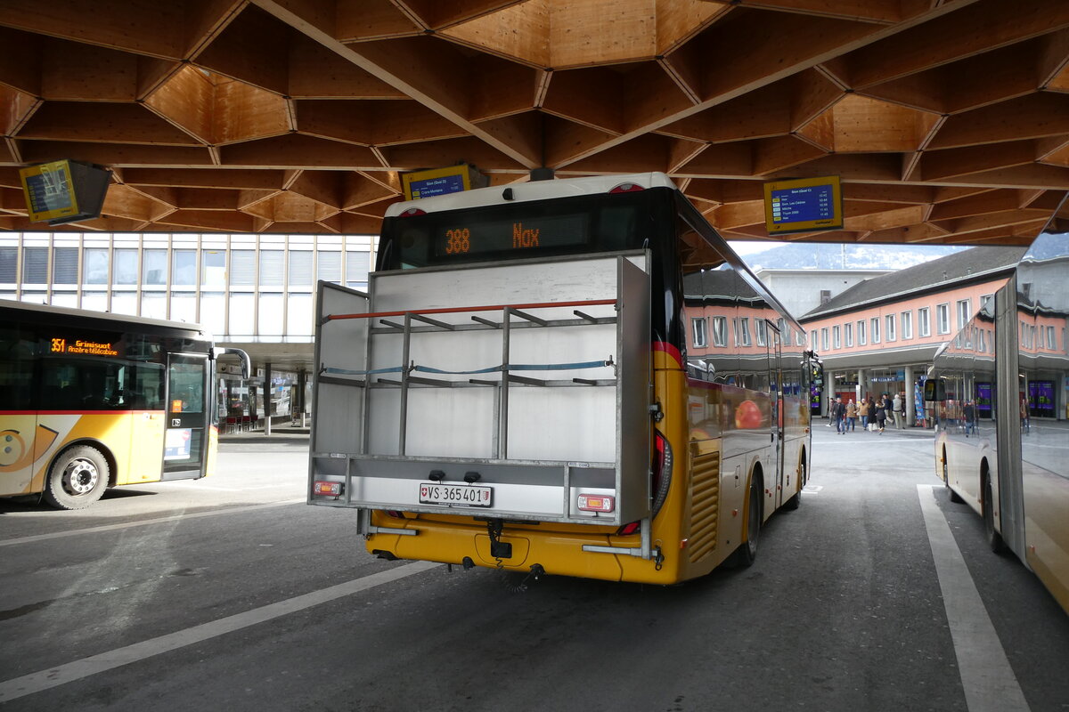 (284'384) - PostAuto Wallis - Nr. 19/VS 365'401/PID 11'912 - Iveco am 27. Januar 2026 beim Bahnhof Sion