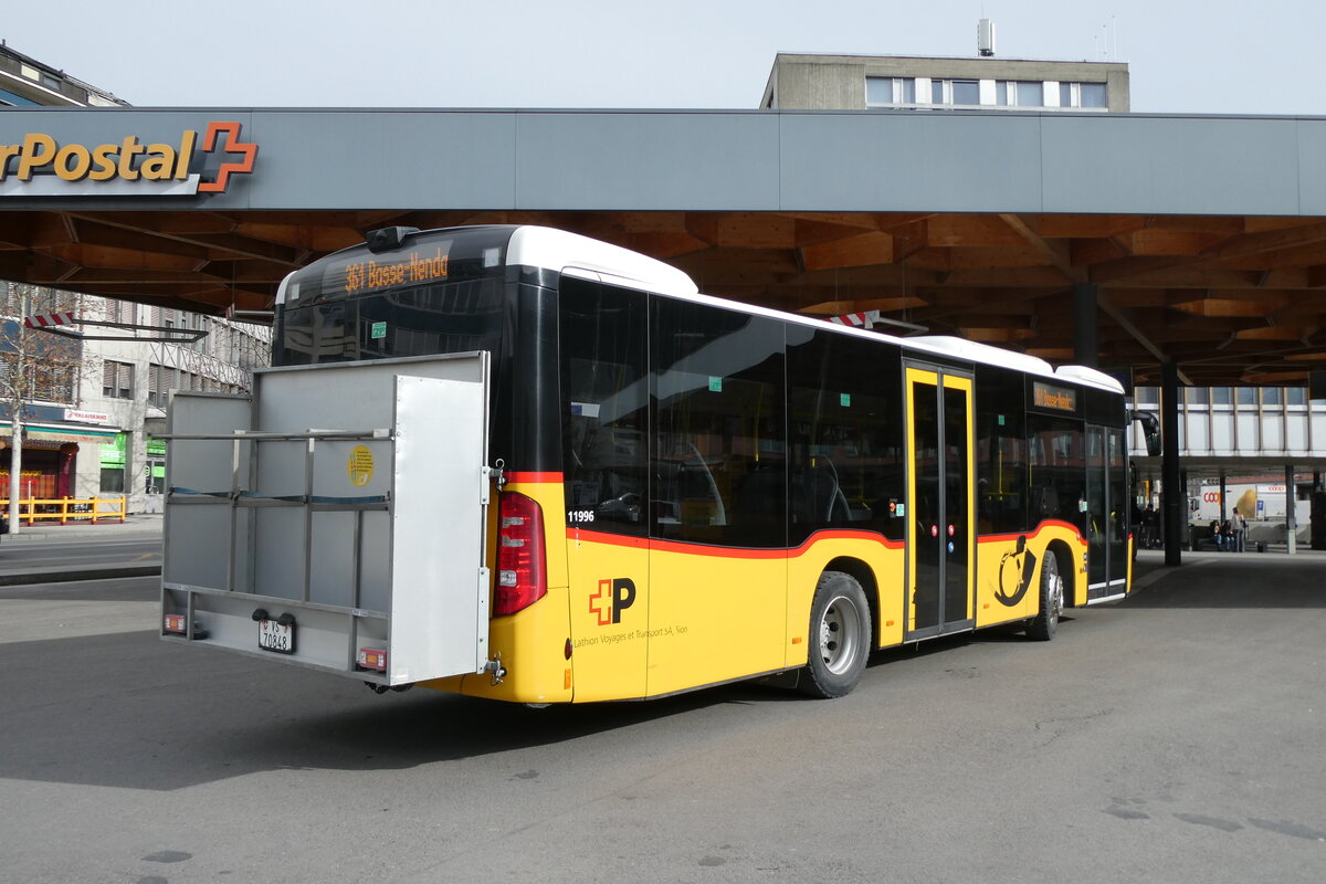 (284'398) - Lathion, Sion - Nr. 2/VS 70'848/PID 11'996 - Mercedes am 27. Januar 2026 beim Bahnhof Sion