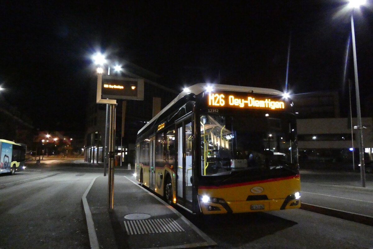 (284'839) - PostAuto Bern - BE 541'062/PID 12'352 - eSolaris am 14. Februar 2026 beim Bahnhof Thun