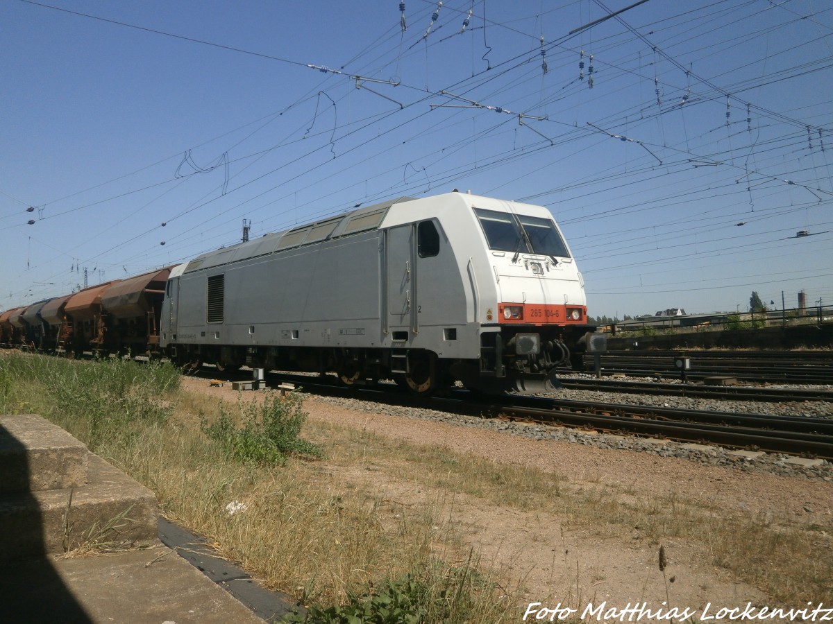 285 104-6 von ITL mit einem Schttgutzug kurz vor dem Hallenser Hbf am 5.6.15