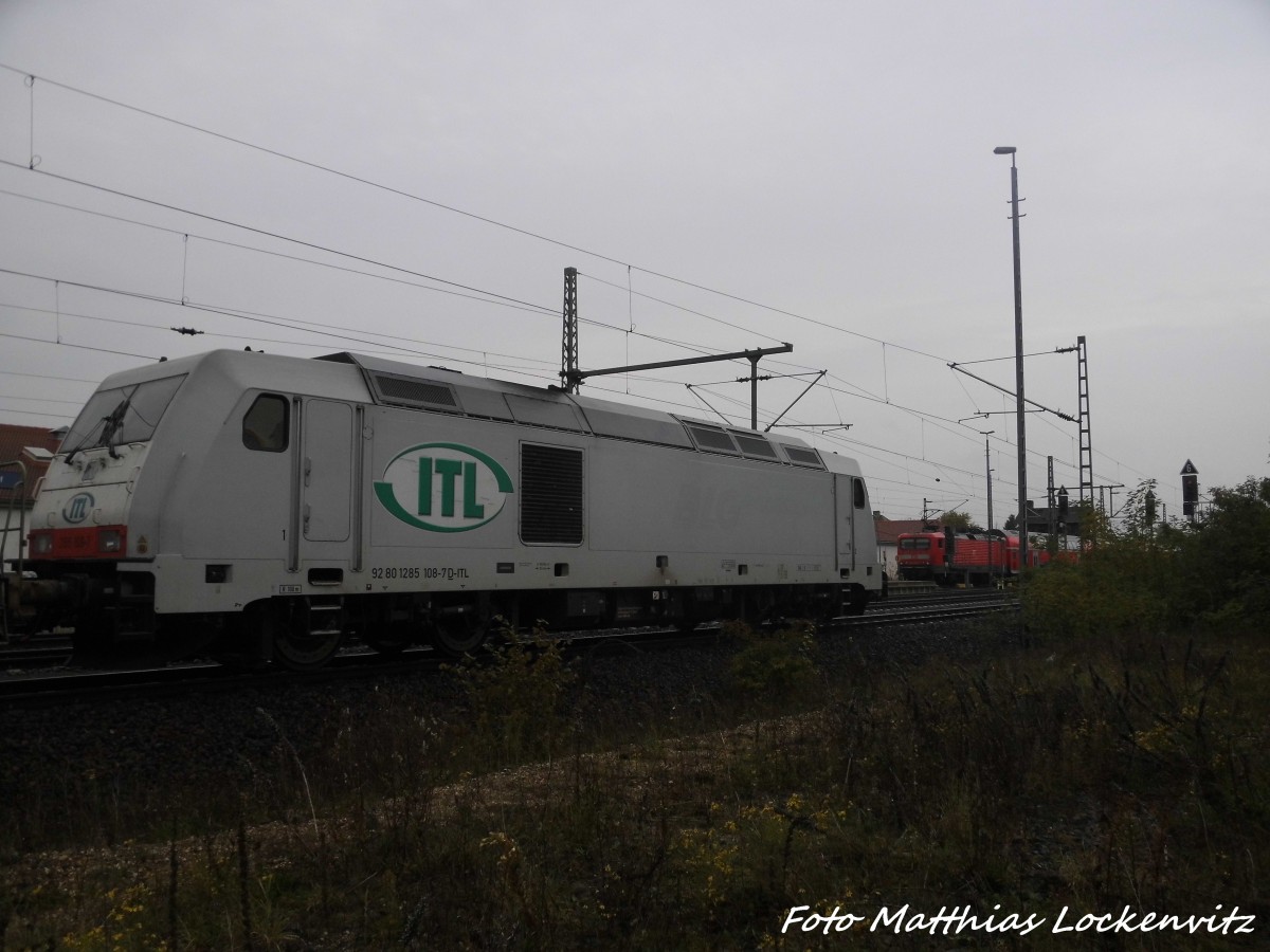 285 108-7 der ITL und 143 XXX im Bahnhof Delitzsch unt Bf am 20.10.15