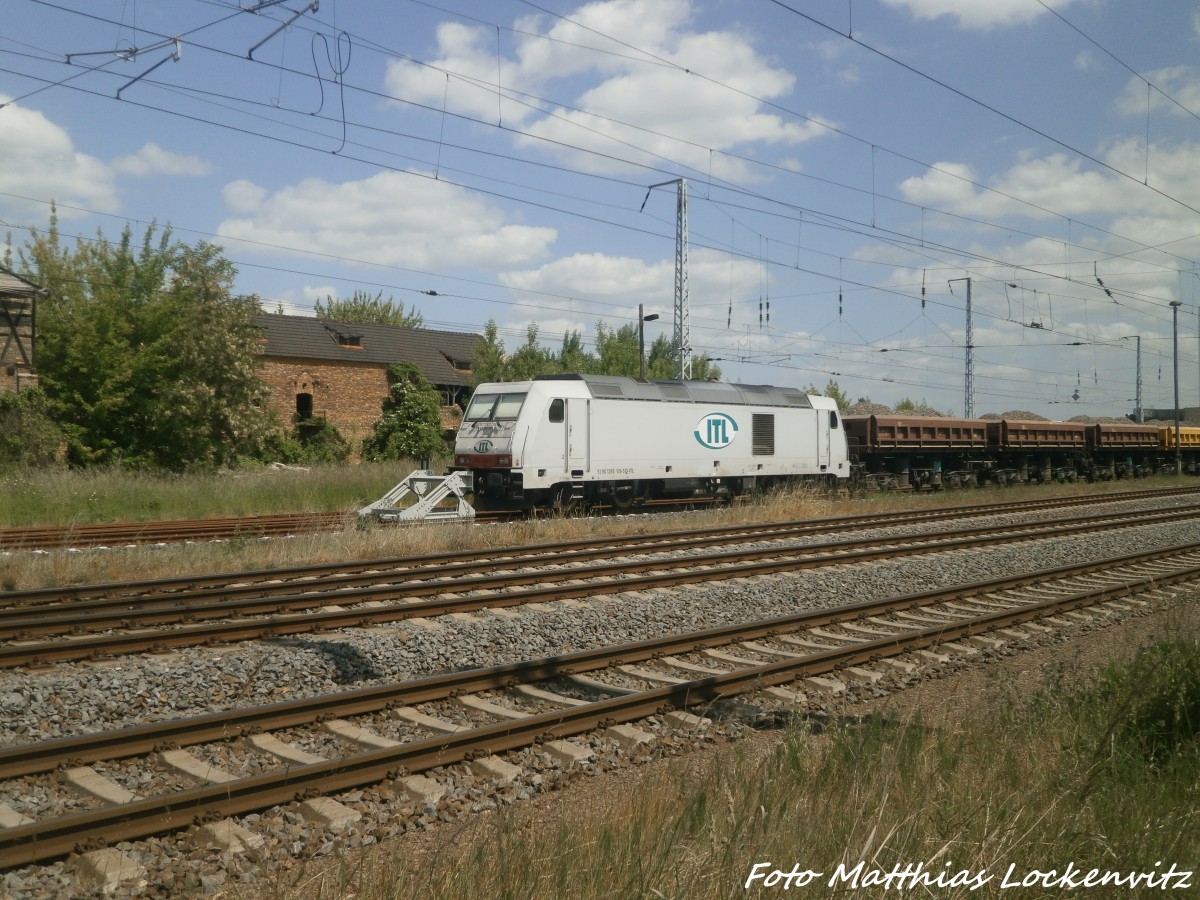 285 109 von ITL mit einem Schotterzug abgestellt in Teutschenthal am 4.6.15