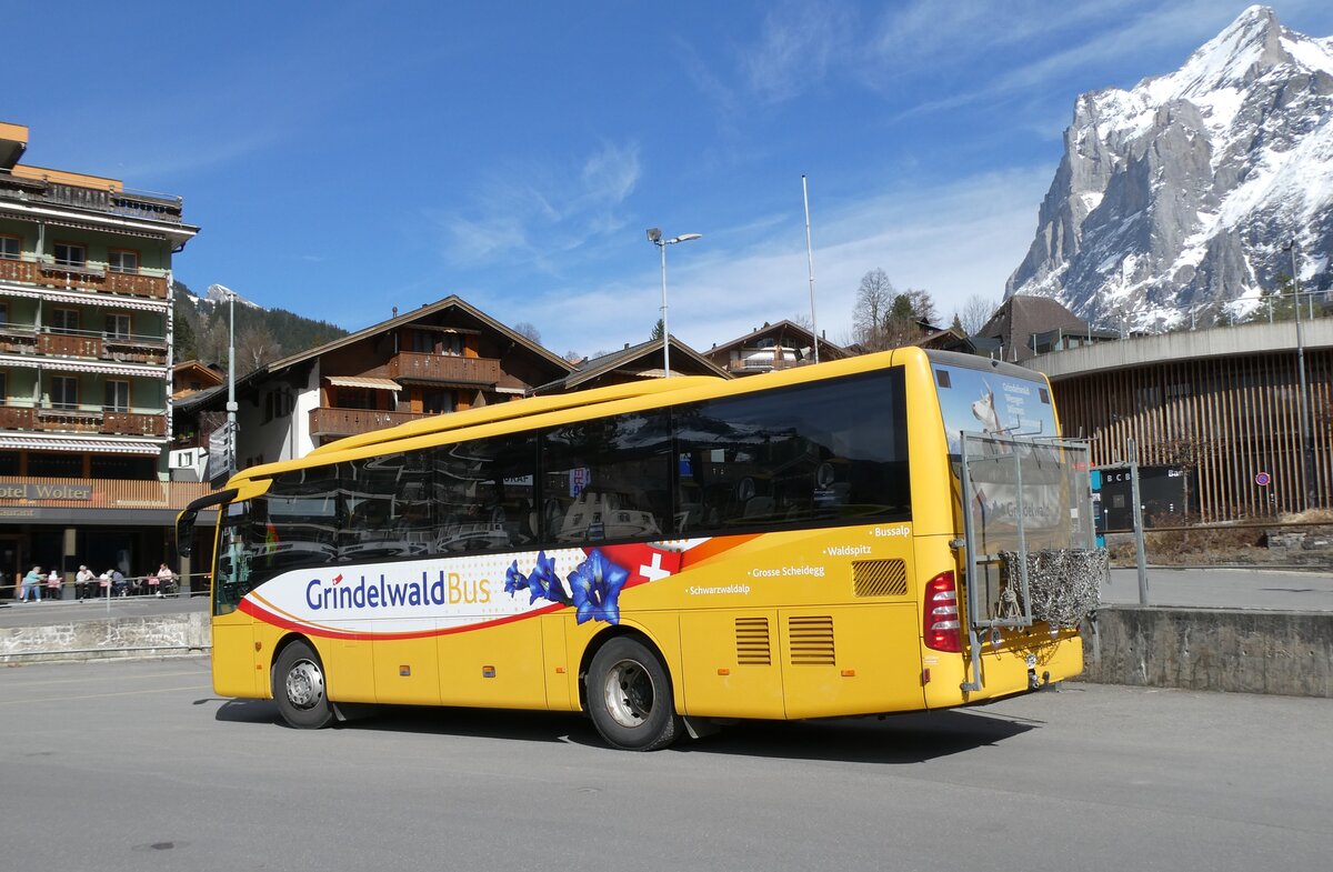 (285'382) - GrindelwaldBus, Grindelwald - Nr. 25/BE 73'249 - Mercedes am 13. M�rz 2026 beim Bahnhof Grindelwald
