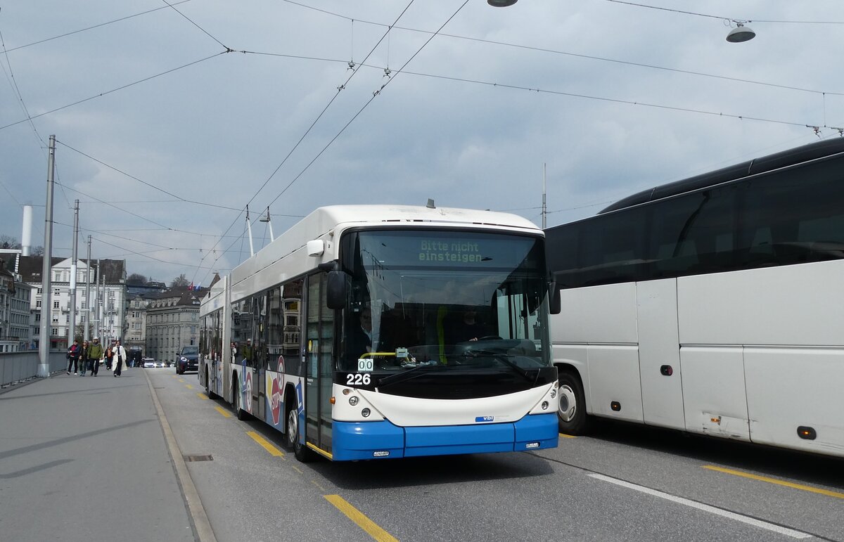 (285'702) - VBL Luzern - Nr. 226 - Hess/Hess Gelenktrolleybus am 23. M�rz 2026 in Luzern, Bahnhofbr�cke