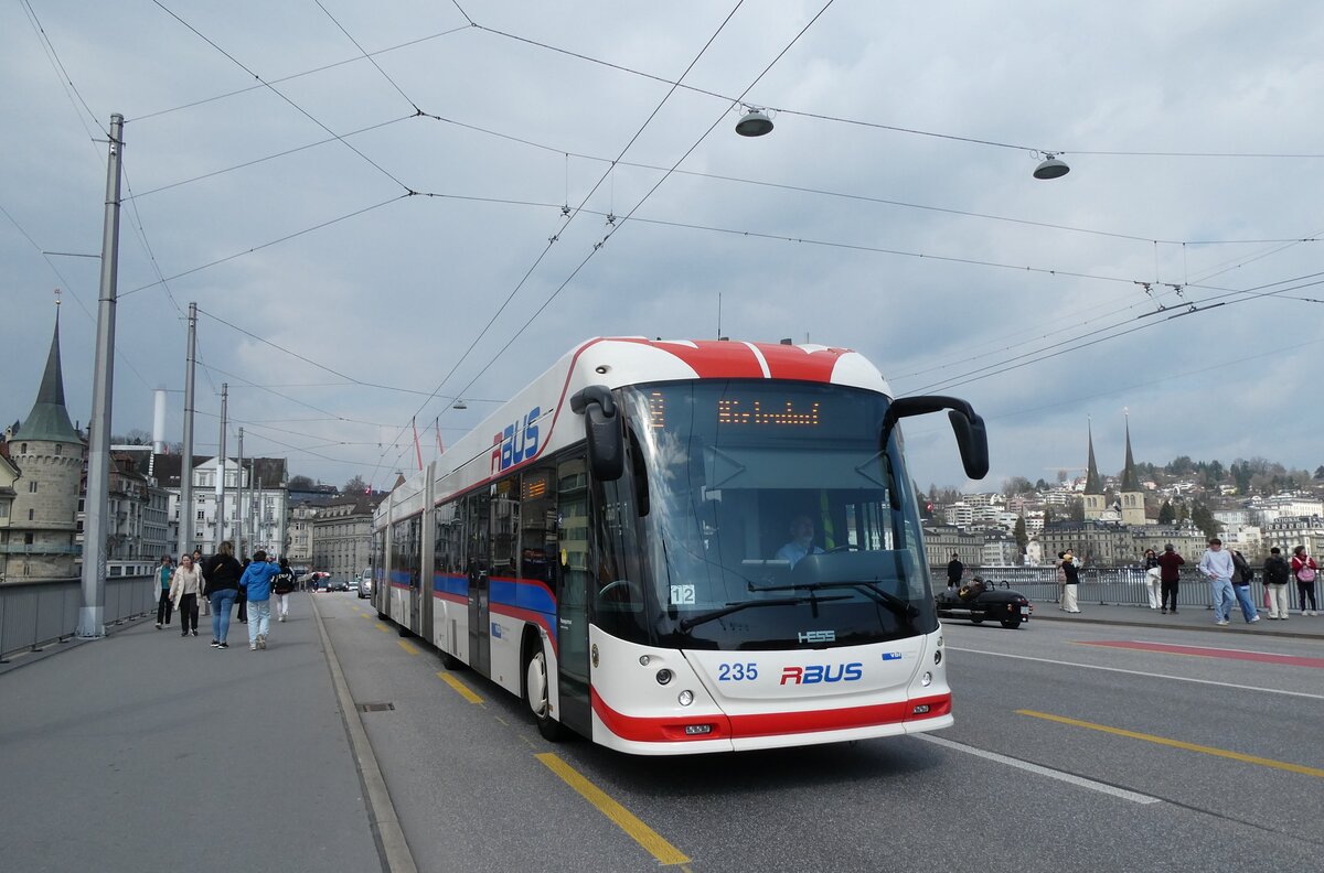 (285'704) - VBL Luzern - Nr. 235 - Hess/Hess Doppelgelenktrolleybus am 23. M�rz 2026 in Luzern, Bahnhofbr�cke