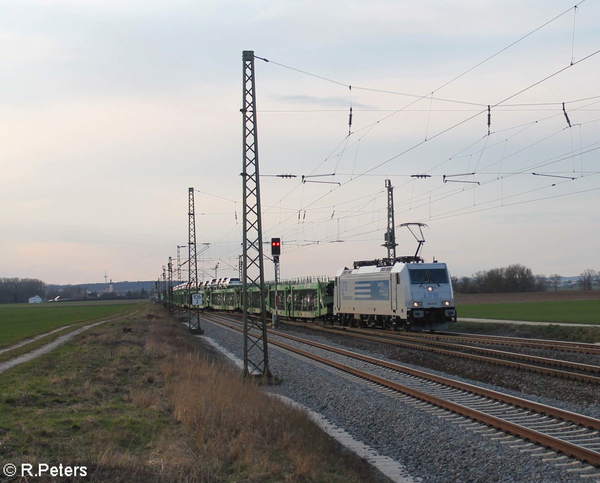 286 540 zieht ein Volvo Autotransportzug bei Mangolding in die Überholung. 14.03.20