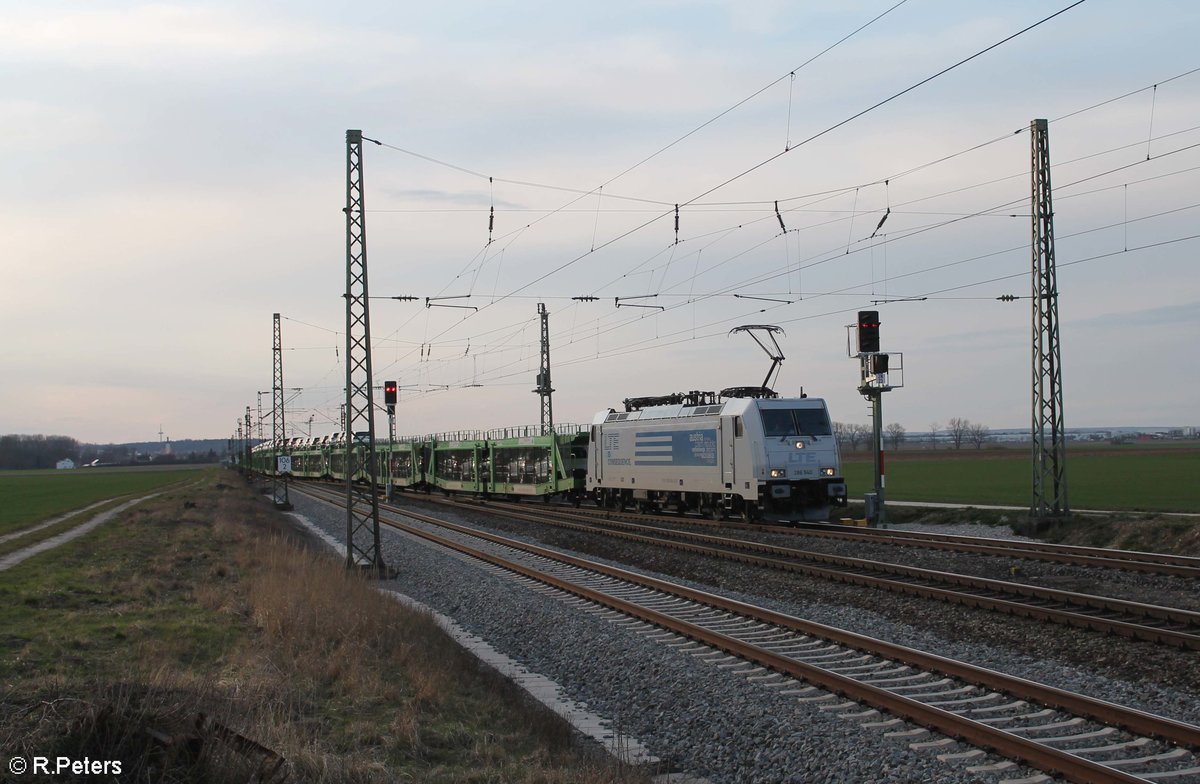 286 540 zieht ein Volvo Autotransportzug bei Mangolding in die Überholung. 14.03.20