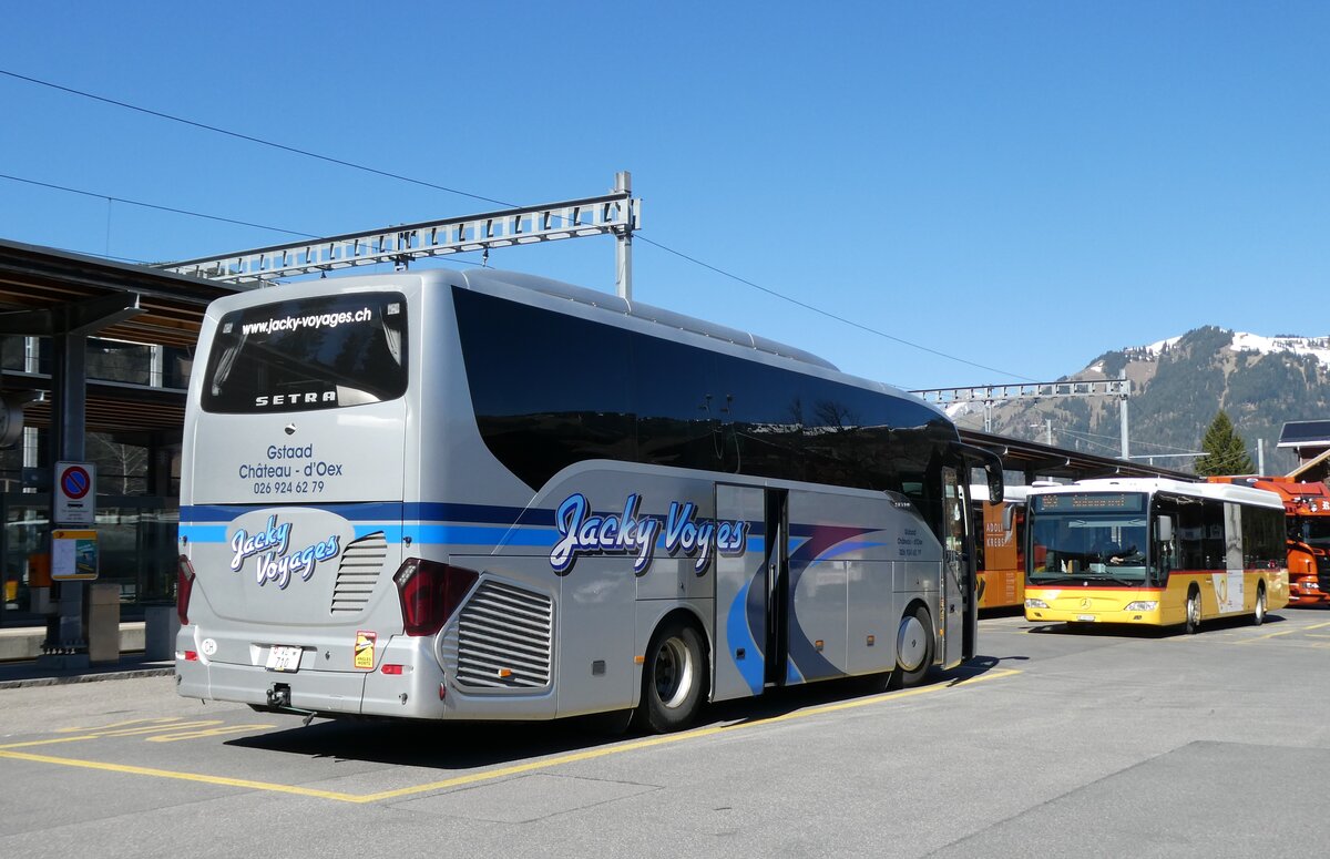 (286'043) - Jacky Voyages, Ch�teau-d'Oex - VD 710 - Setra am 9. April 2026 beim Bahnhof Gstaad