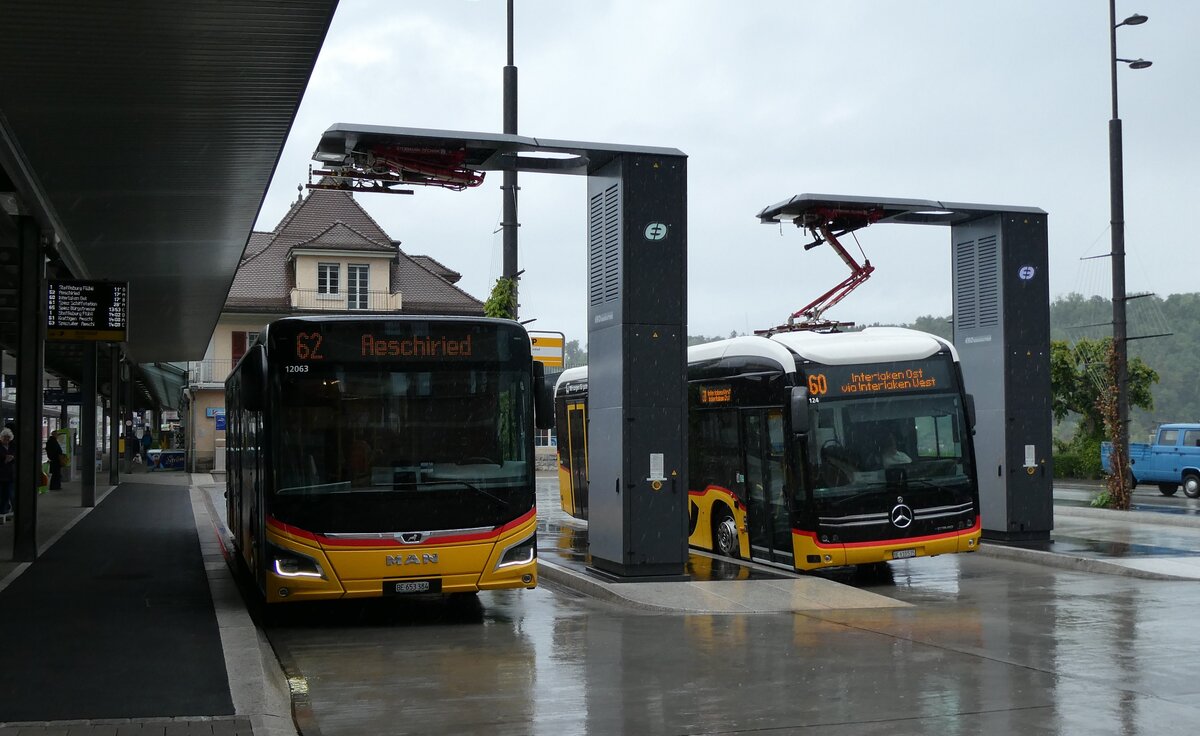 (286'998) - PostAuto Bern - BE 653'384/PID 12'063 - MAN + BE 610'535/PID 12'124 - eMercedes am 14. Mai 2026 beim Bahnhof Spiez
