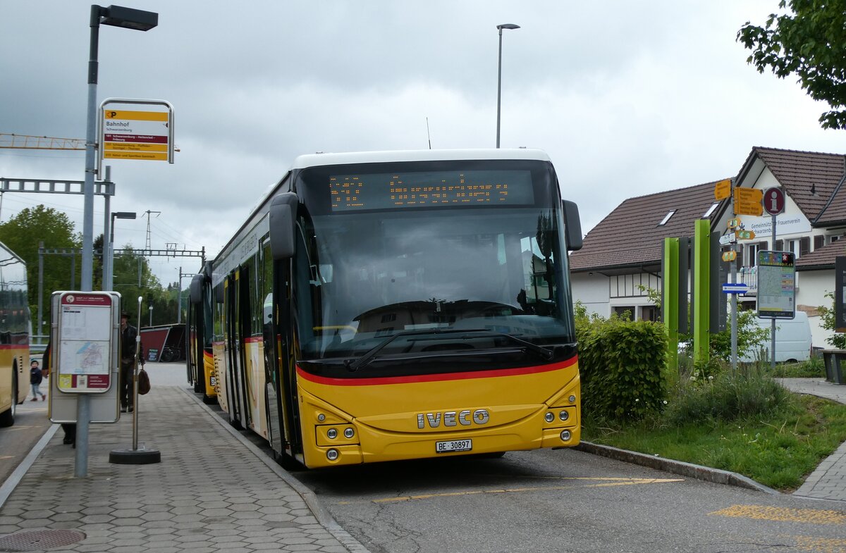 (287'007) - Engeloch, Riggisberg - Nr. 13/BE 30'897/PID 11'451 - Iveco am 16. Mai 2026 beim Bahnhof Schwarzenburg