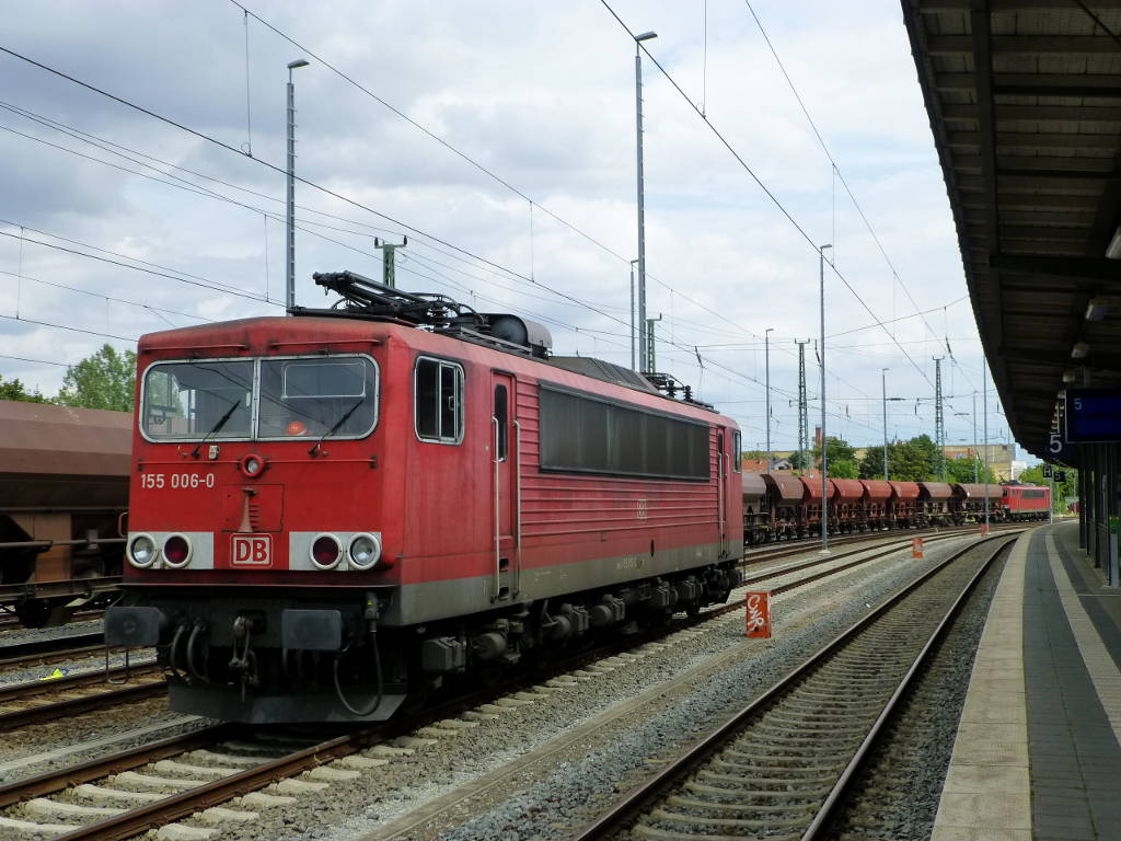 28.7.16 in Weimar: 155 006 in Wartestellung, dahinter eine weitere 155 mit einem Schotterzug.